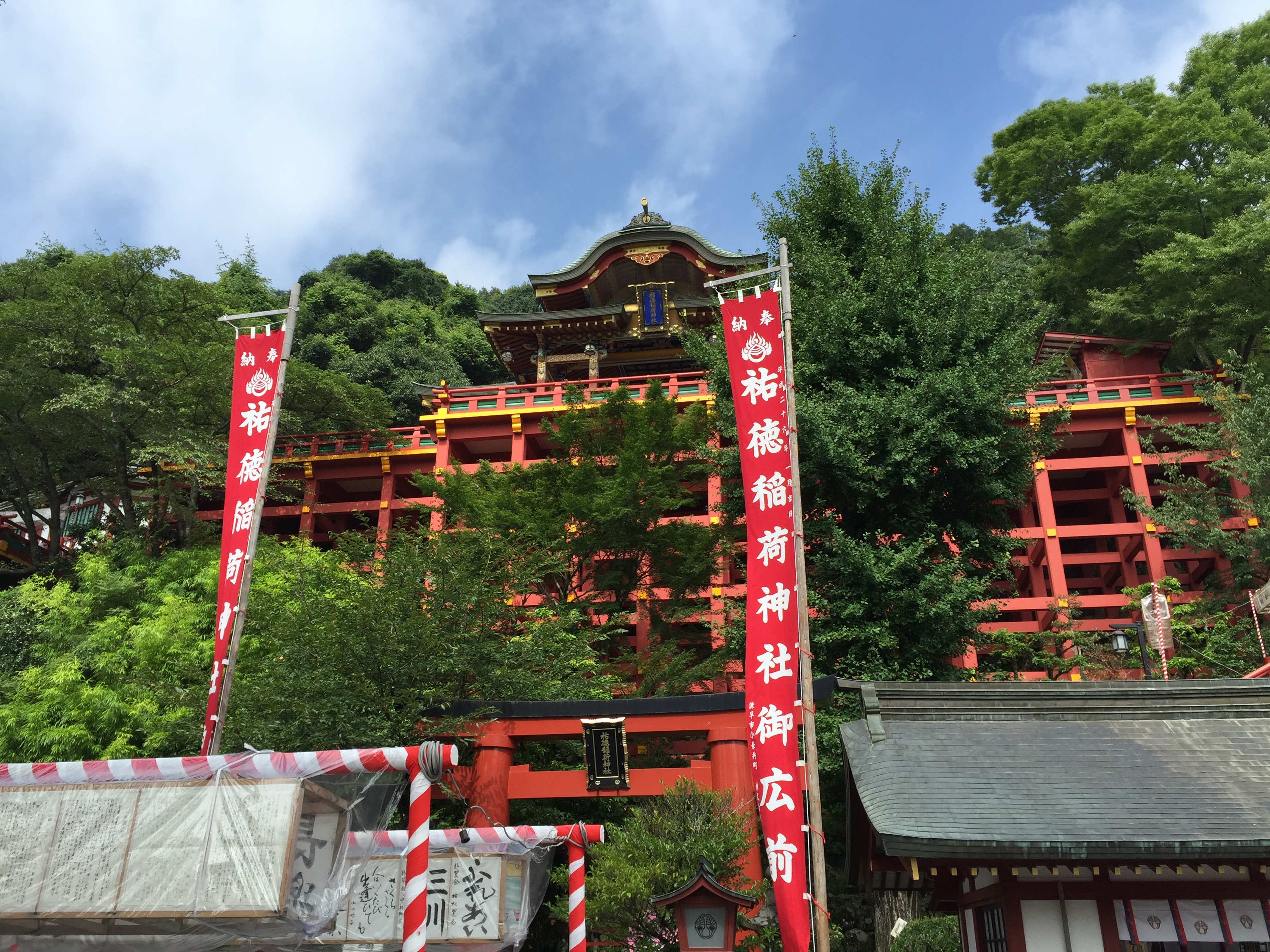 日本三大稲荷のひとつは佐賀にあった！極彩色豊かな祐徳稲荷神社。